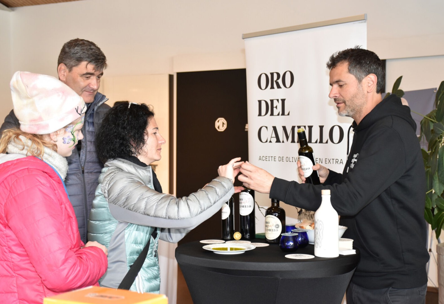 Im Autohaus gab es Olivenölverkostungen durch Antonio Romero von „Oro Del Camello“