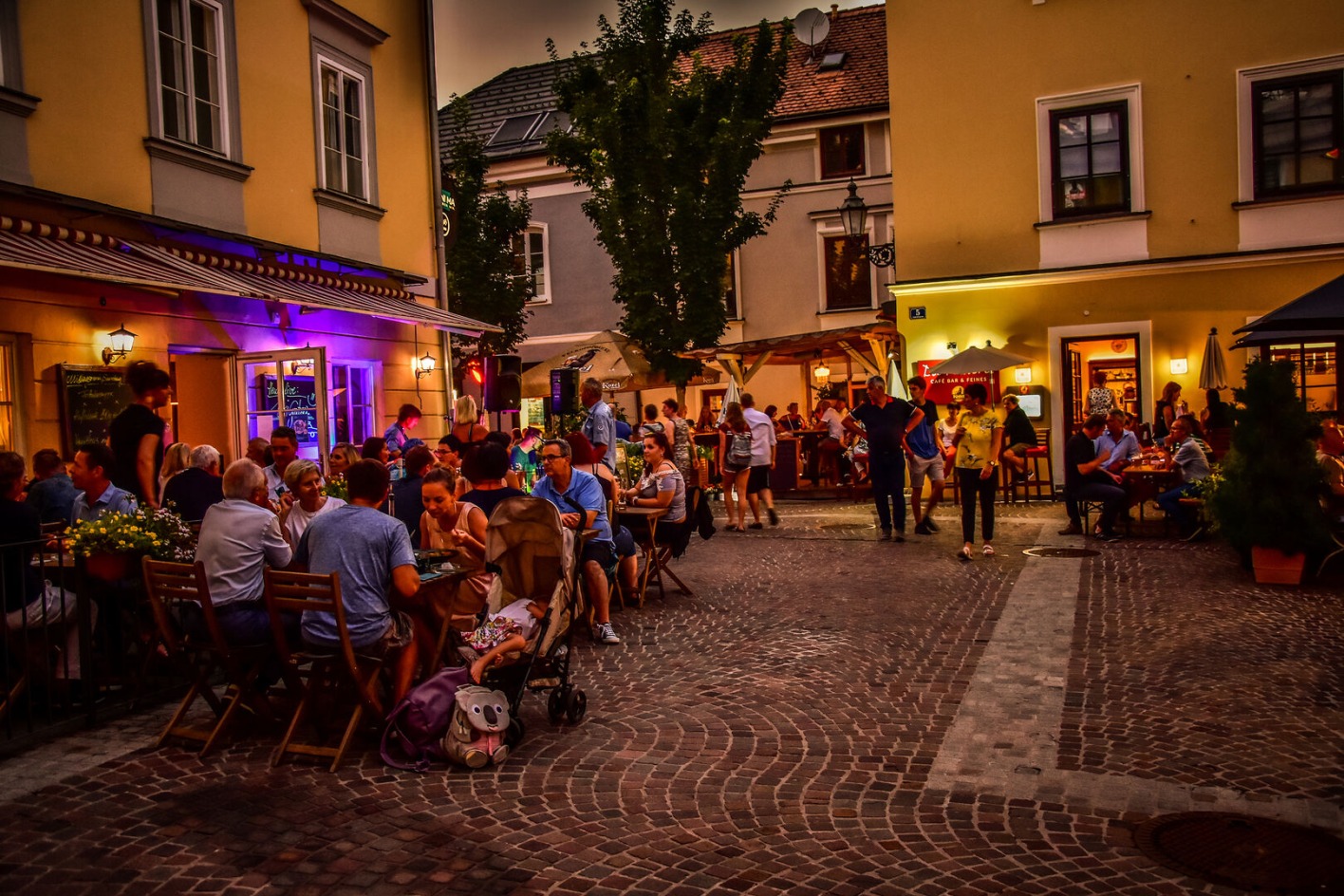 Gäste in der Osterwitzgasse Klagenfurt bei Nacht
