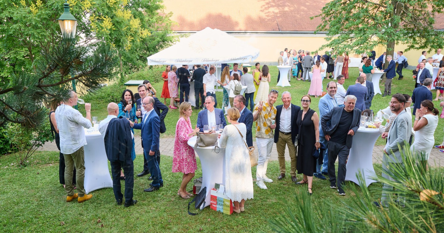 Gäste im Garten beim Leitbetriebe Austria &amp; Schlumberger Sommerfest 2023| Credit: Sabine Klimpt