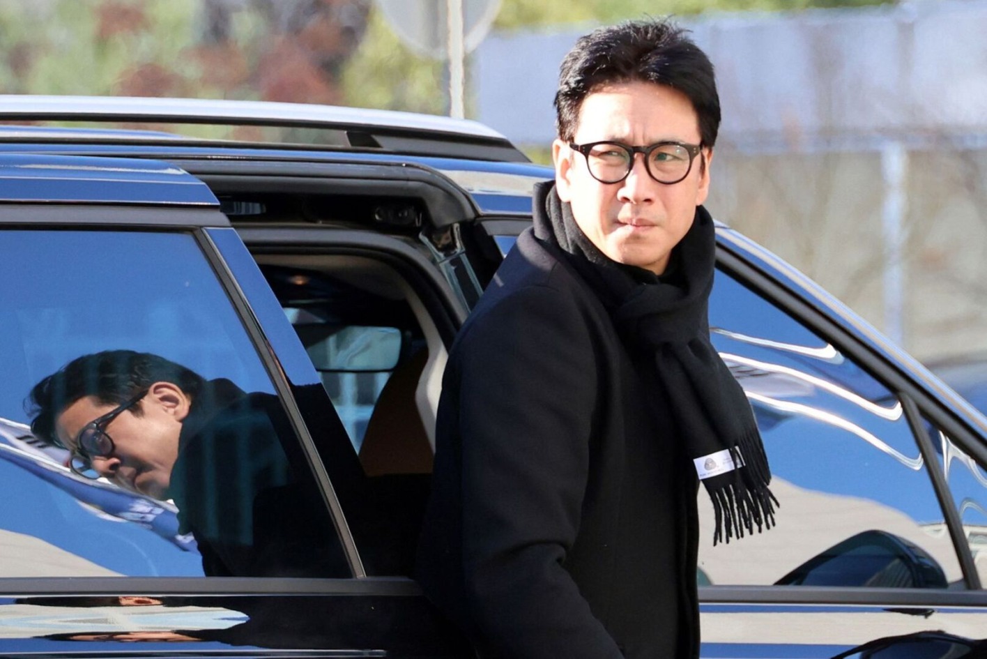 Schauspieler Lee Sun Kyun steigt aus einem Auto aus.