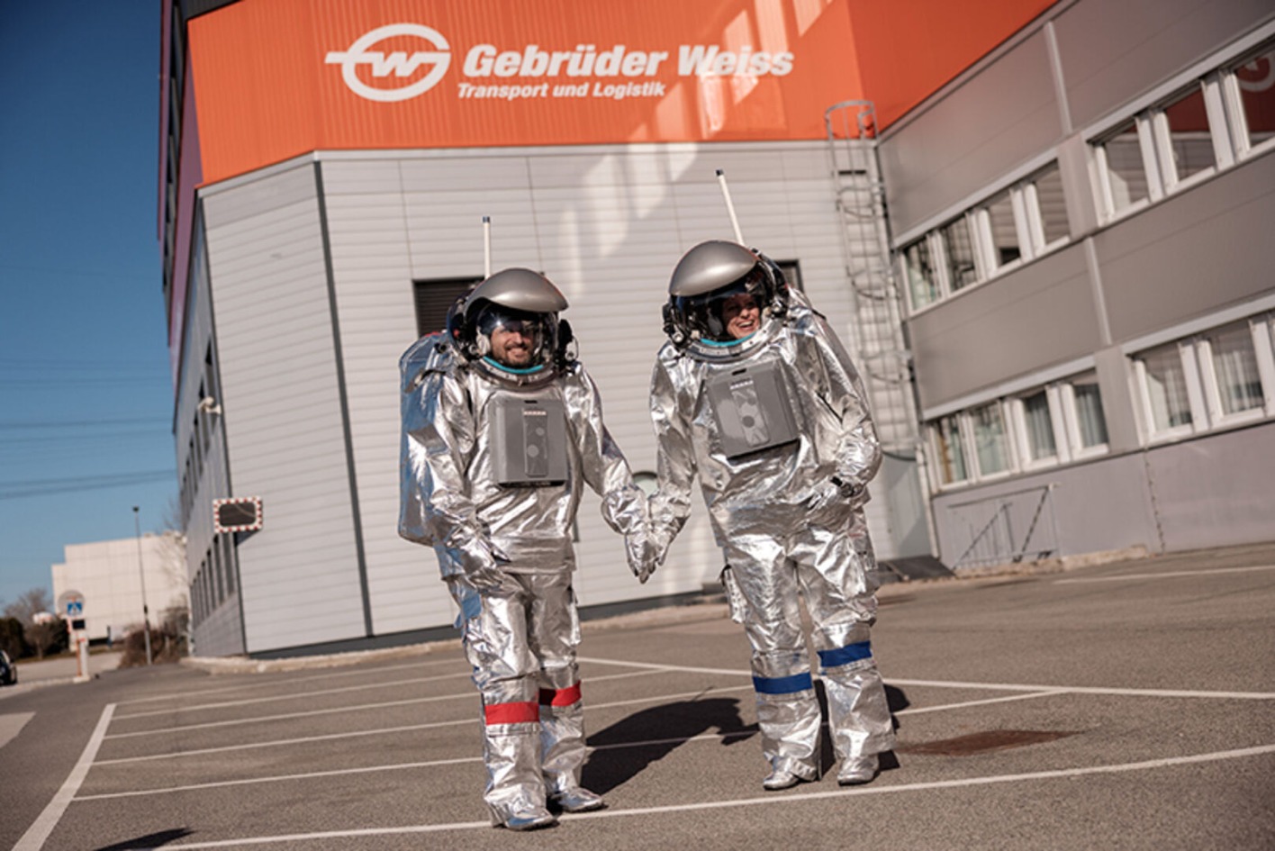 Im Rahmen des Dress Rehearsals erkunden Ananlog-Astronauten des Österreichischen Weltraum Forums das Gelände von Gebrüder Weiss in Maria Lanzendorf.