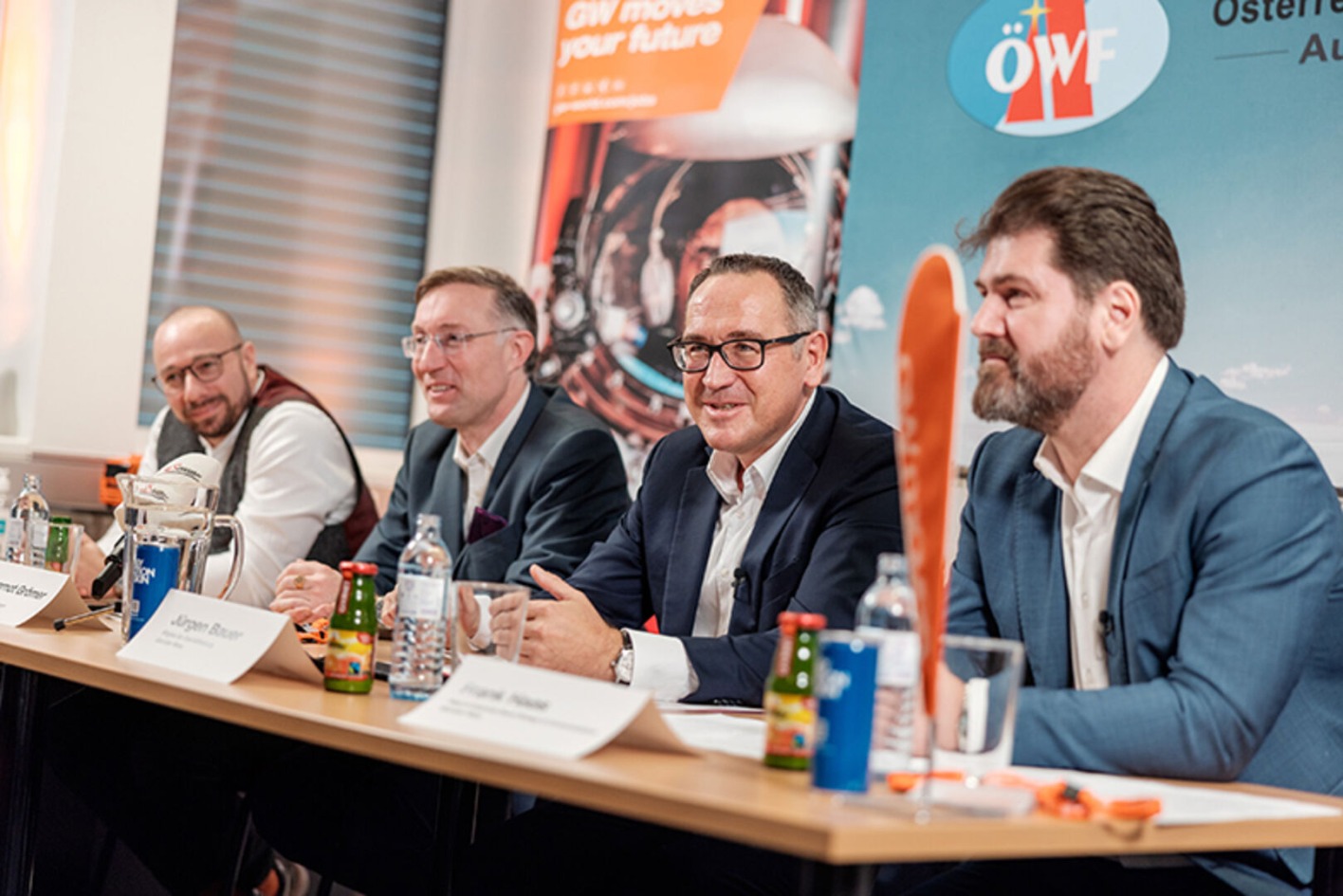 Bei einer Pressekonferenz am Freitag, den 26. Januar, am Standort Maria Lanzendorf gibt Jürgen Bauer Einblicke in den Transportweg von Österreich nach Armenien.