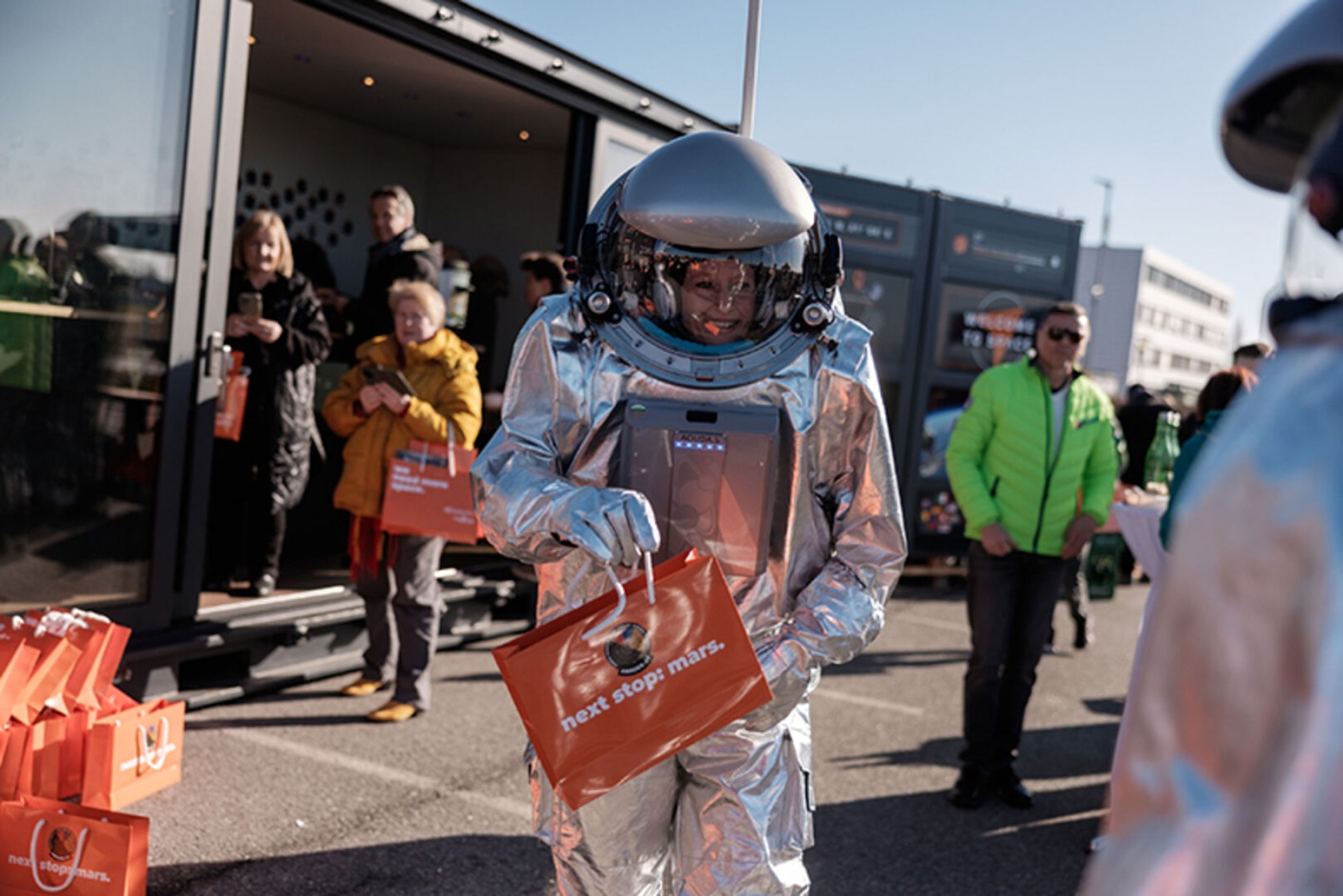 Die Analog-Astronautin Carmen Köhler stand den Besuchern für Fotos und Fragen bereit.