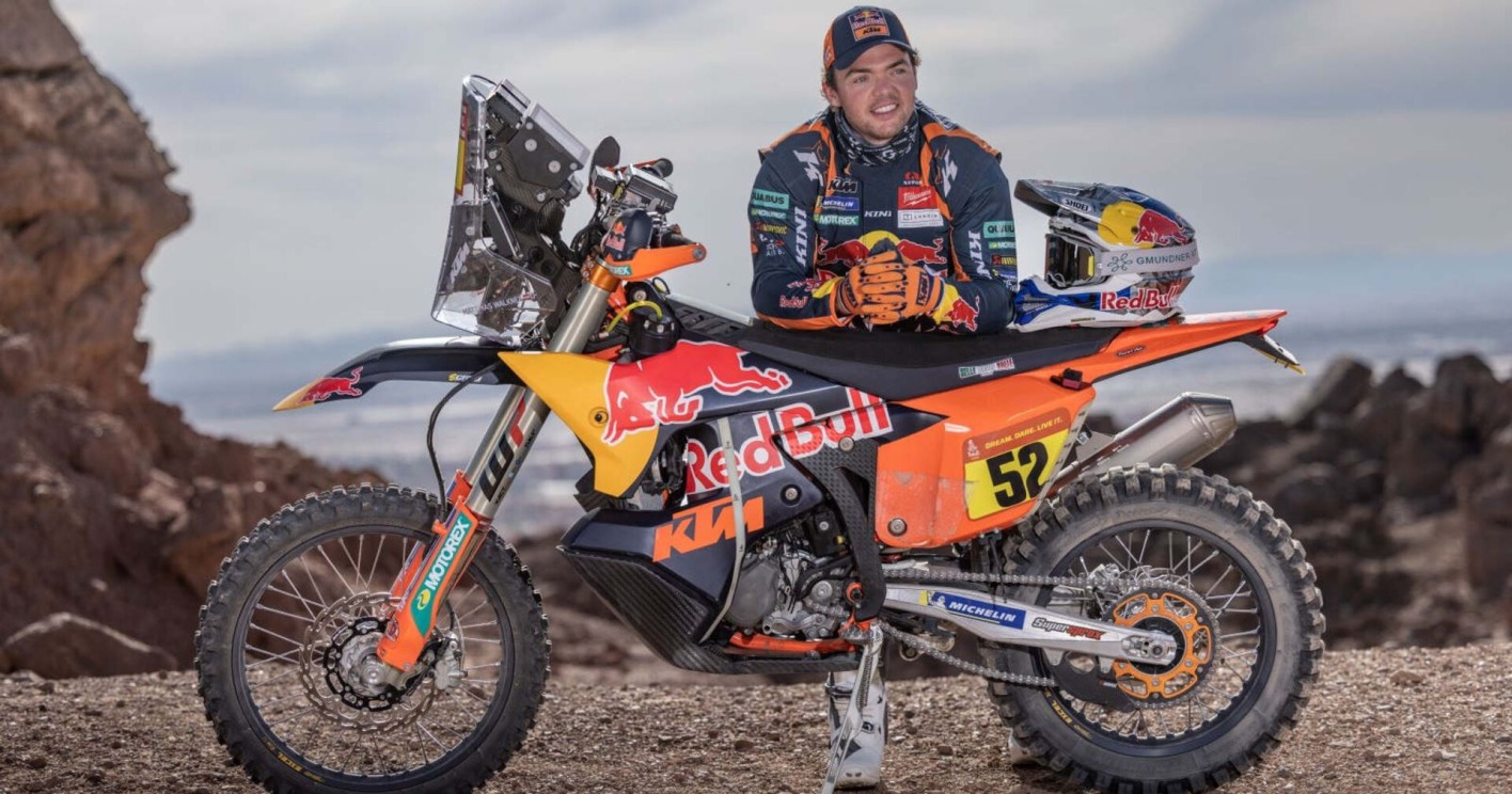 Matthias Walkner lehnt sich an seinem Bike noch vor dem Unfall
