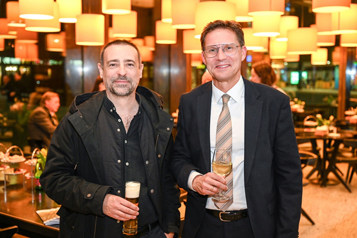 Stefan Amann (Gestalter) und Filialdirektor Richard Karlinger (Hypo Vorarlberg) (v. li.)