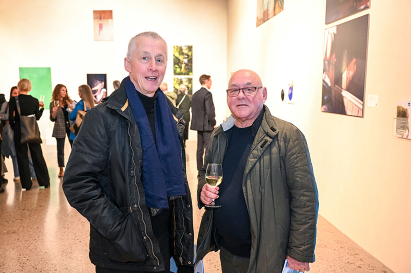 Erhard Witzel (QuadrART Dornbirn) und Künstler Franz Türtscher (v. li.)