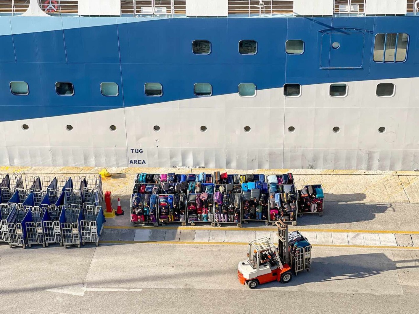 Das Gepäck von Kreuzfahrt-Passagieren in einem Hafen.