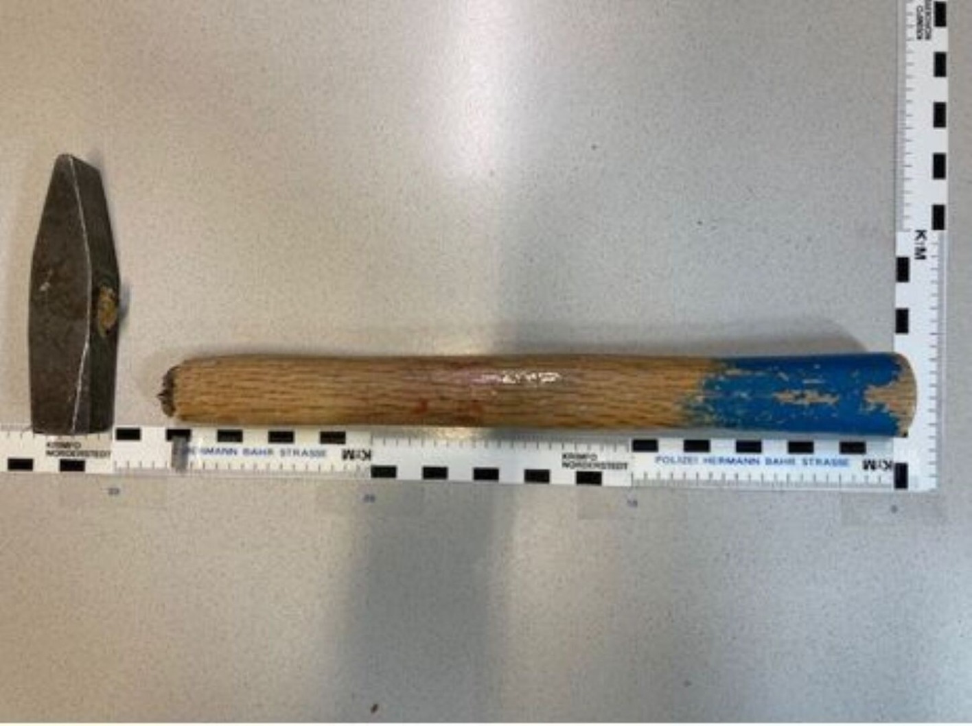 Tatwaffe: Ein abgebrochener Hammer.