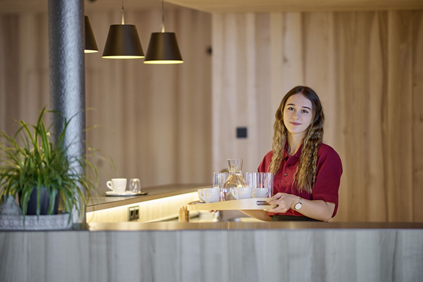 Das moderne und gemütliche Ambiente im hauseigenen Café lädt die Bewohner*innen zum geselligen Treff.