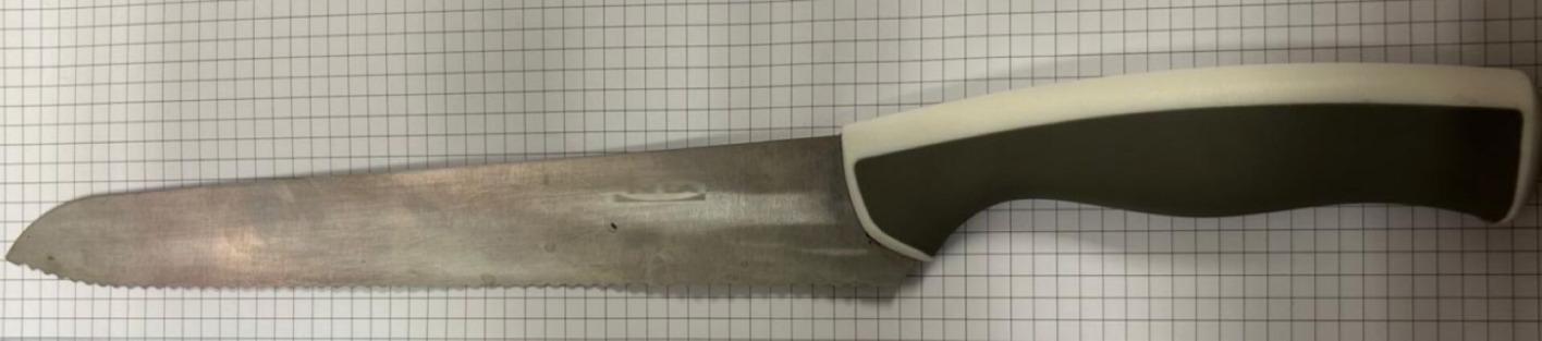 Das Brotmesser, mit dem die junge Frau bedroht wurde.