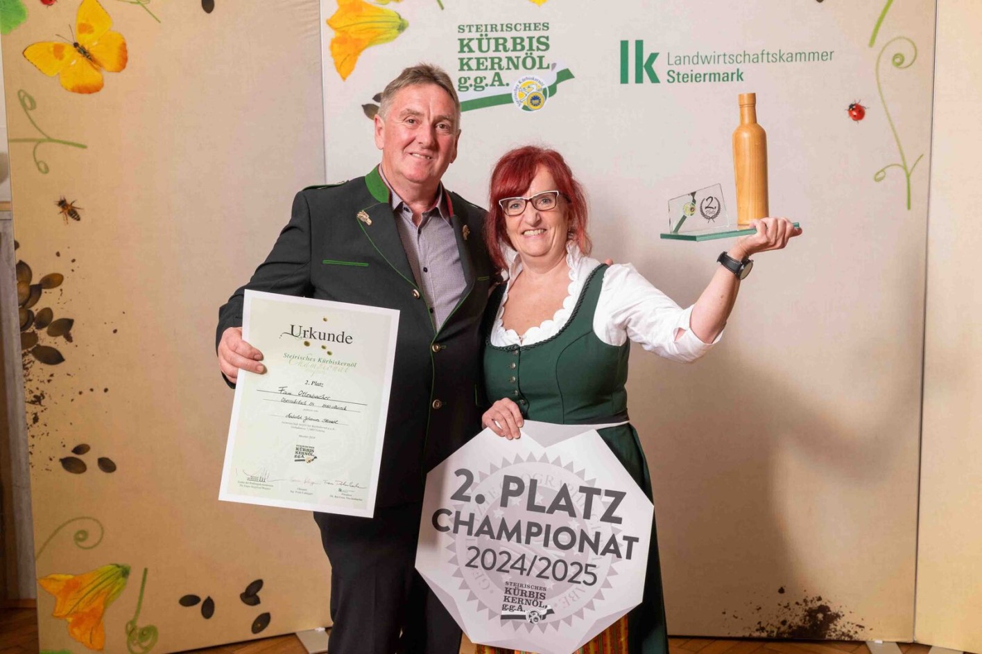 Mann und Frau halten Schilder in die Kamera