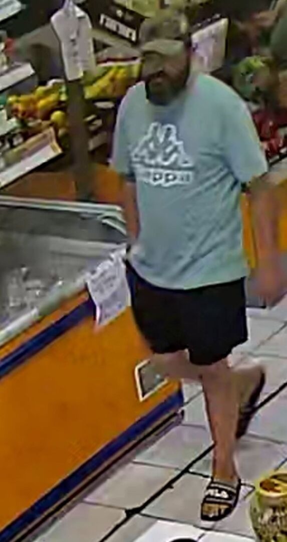 Mann mit dunklem Vollbart, dunkelgrüner Kappe und hellgrünem Shirt