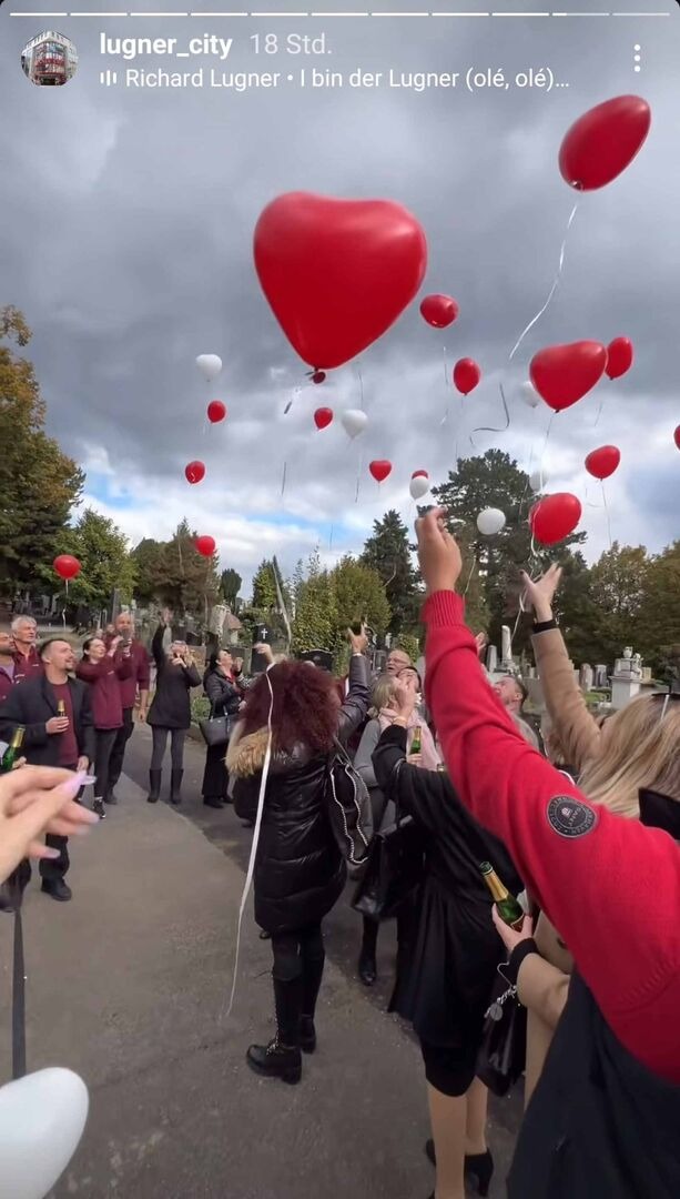 Der Lugner-Clan lässt Herz-Luftballons für Richard in die Luft steigen.