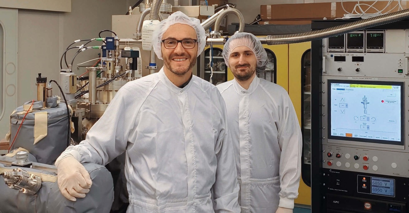 Für die JKU begann das Quantenjahr hervorragend, als Armando Rastelli (l.) bei  seiner Forschung mit Quantenpunkten ein entscheidender Durchbruch gelang.