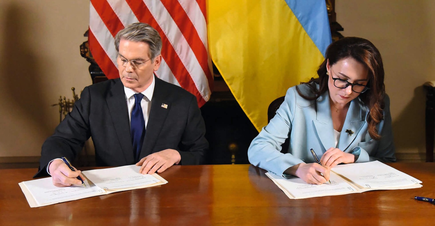 Kann der Rohstoff-Deal der USA mit der  Ukraine den Kriegsverlauf beeinflussen? Yulia Svyrydenko und Scott Bessent geben sich bei der Unterzeichnung optimistisch.