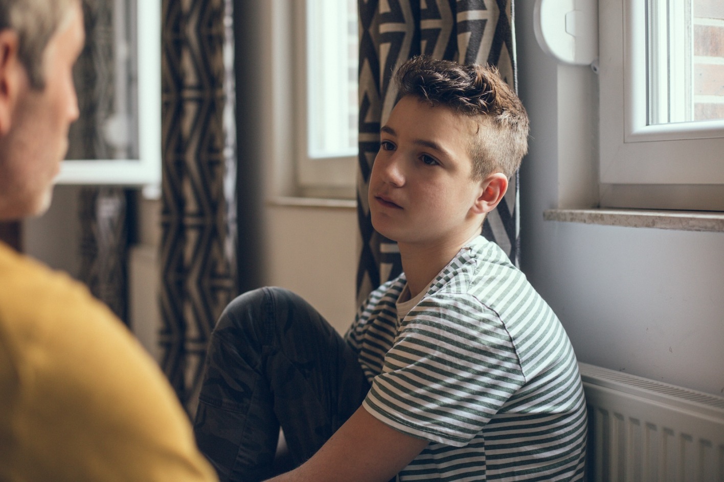 Ein Mann hilft einem Teenager in einer schwierigen Situation mit Ratschlägen.