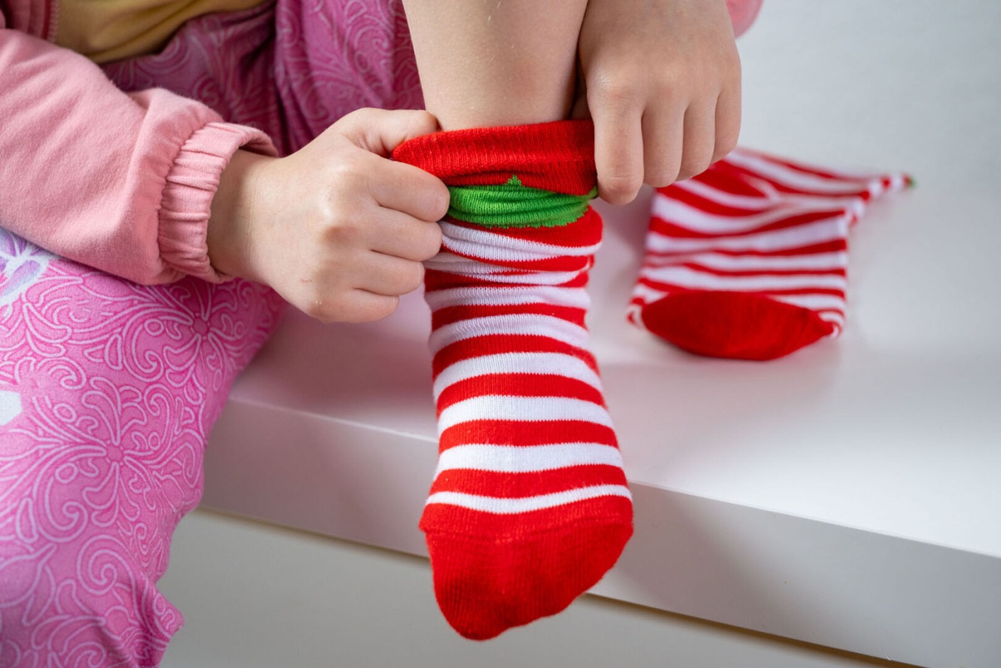 Kind zieht sich Socken an | Credit: iStock.com/Victor Golmer