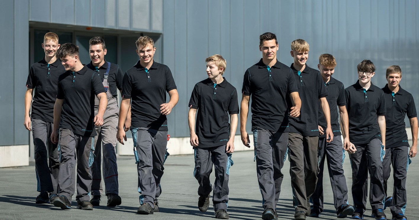 Gruppe junger Burschen vor der Kulisse eines Gebäudes | Credit: Binder + Co