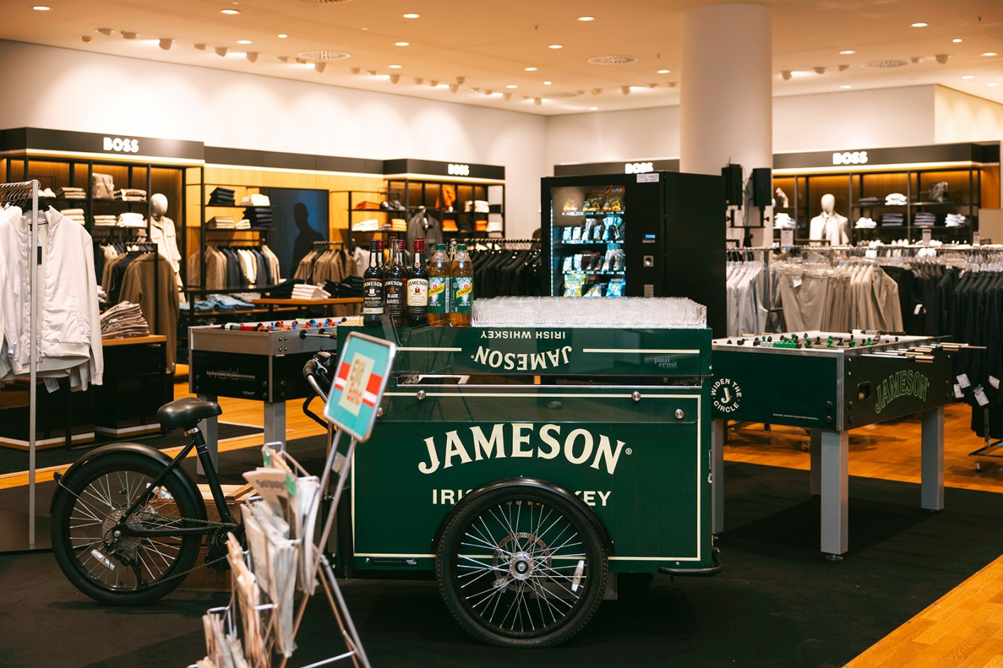 Jameson Whiskey Bike mit Kicker | Credit: Peek &amp; Cloppenburg/Katharina Schiffl