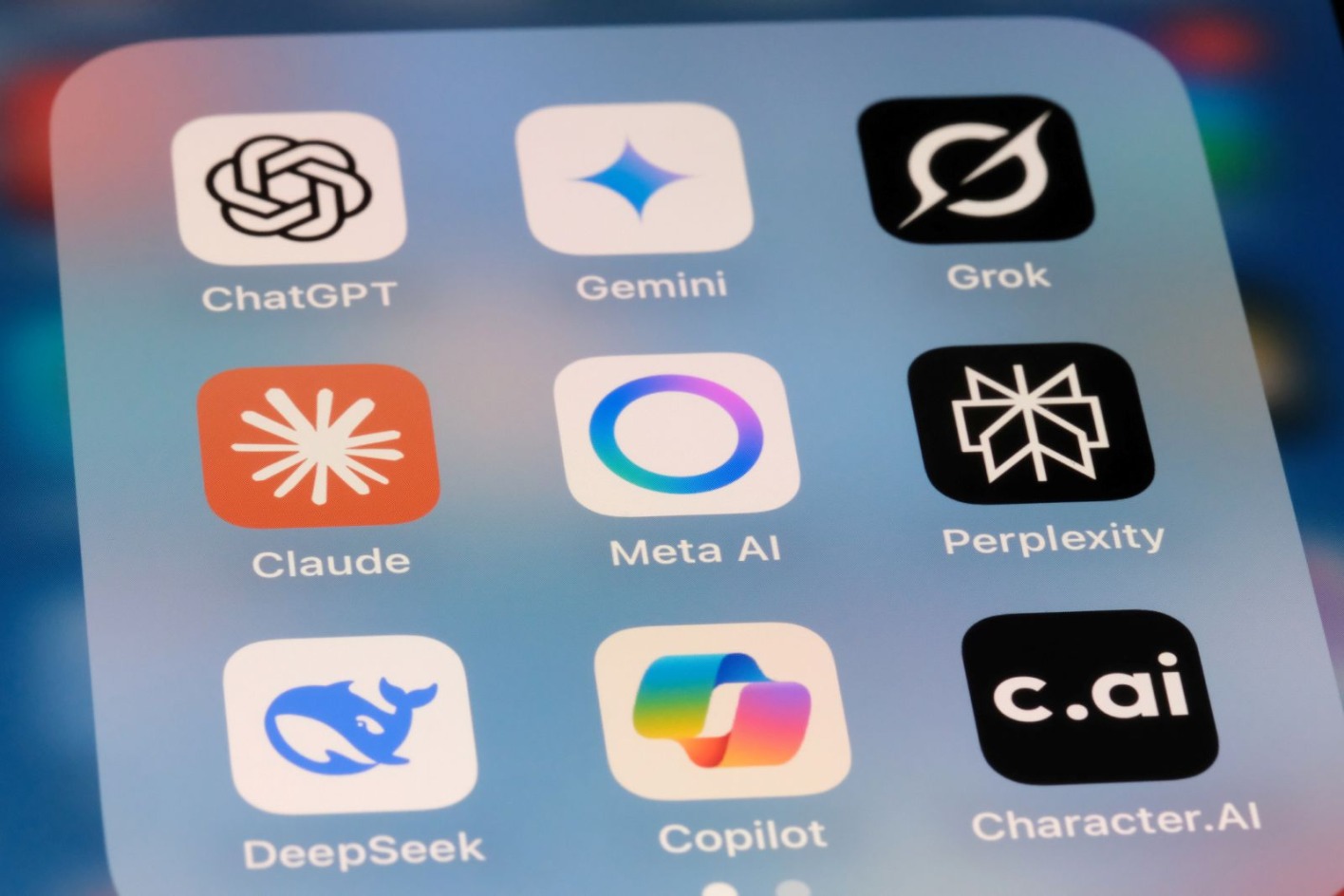 Die Icons verschiedener KI-APps wie ChatGpt, Gemini, Grok, Claude, Meta AI, Peplexity, DeepSeek, Charakter.AI auf einem Smartphone