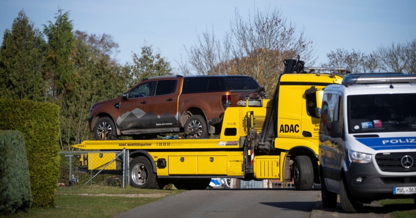Abschleppwagen transportiert einen kupferfarbenen Pick-up, der von der Polizei im Fall Fabian (†8) in Reimershagen beschlagnahmt wurde.