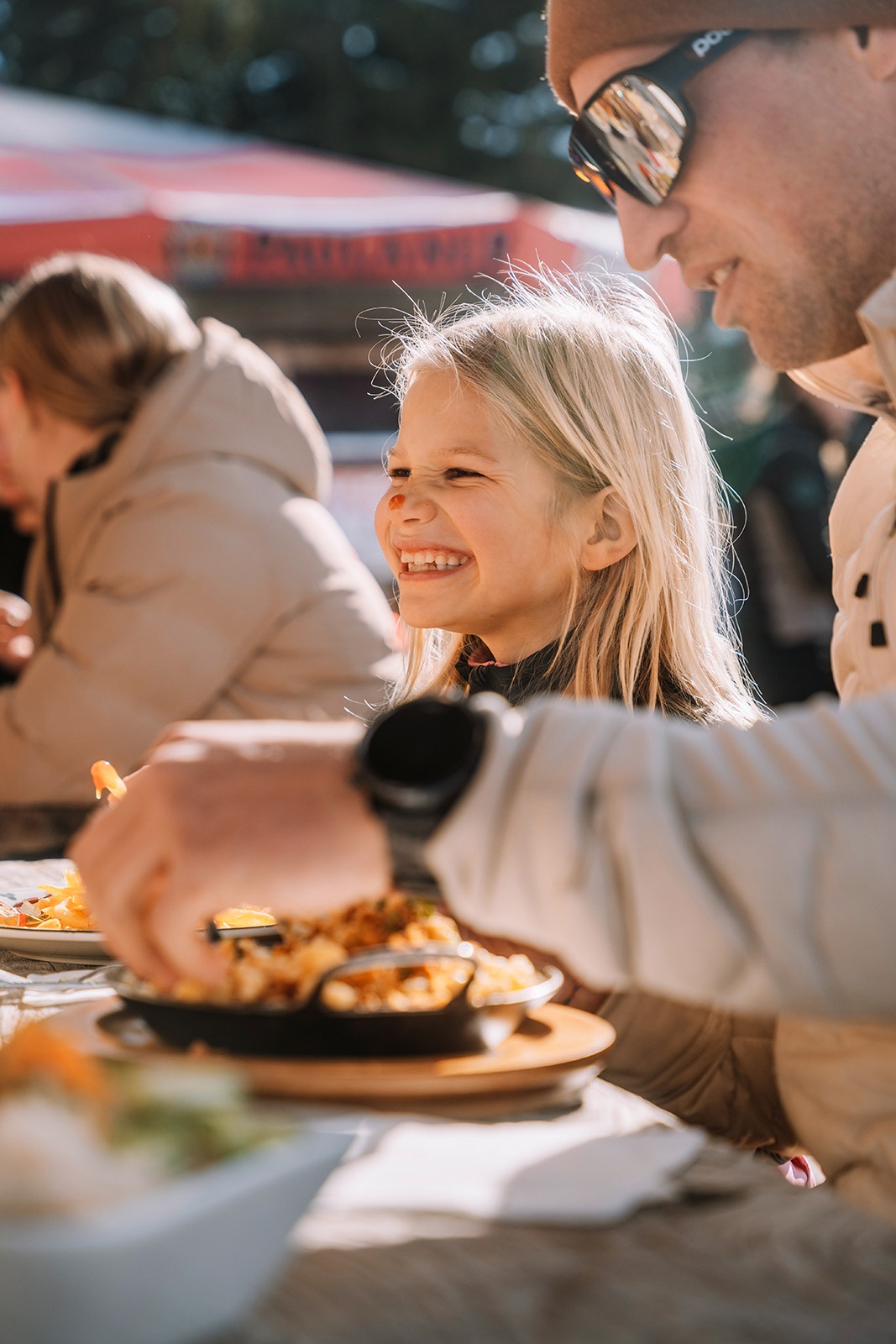 Familie isst zusammen | Credit: Flachau Tourismus/Markus Kohlmayr