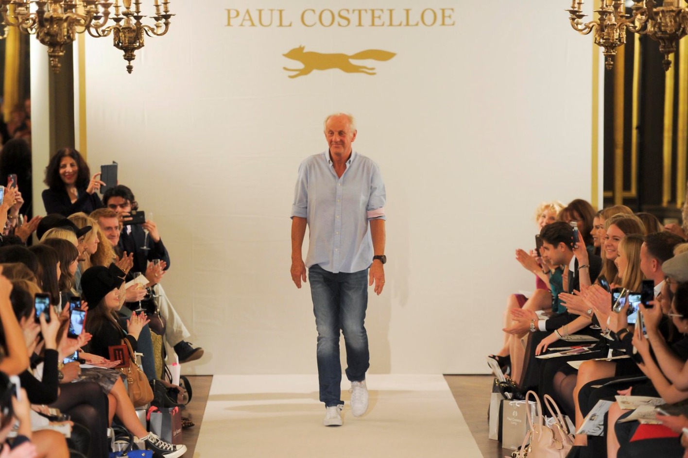Mann geht über einen Catwalk