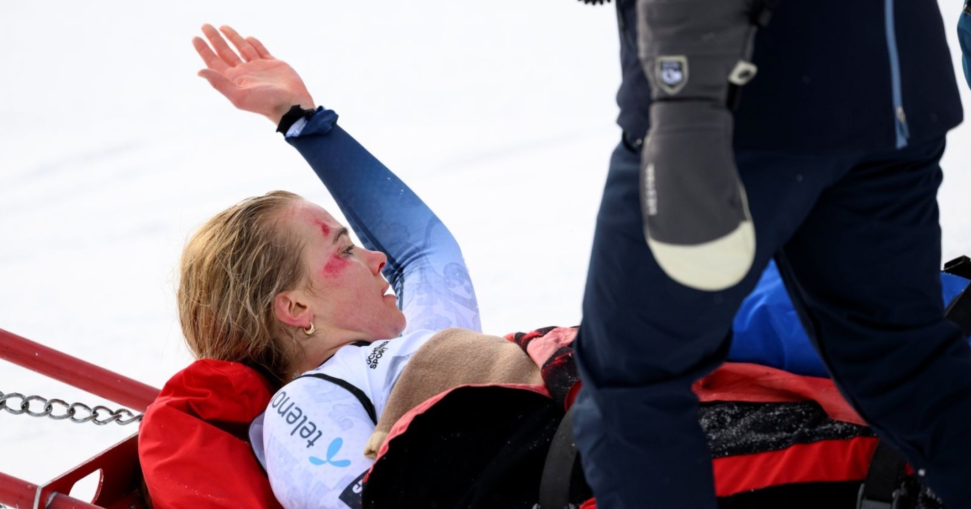 Crans-Montana: Marte Monsen nach schwerem Sturz bei der Frauen-Abfahrt im Akja. Die Norwegerin wird medizinisch versorgt, das Rennen später abgebrochen.