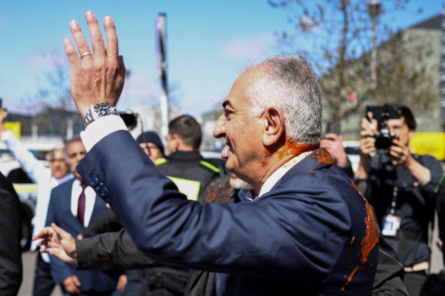 Reza Pahlavi reagiert gelassen nach Angriff mit roter Flüssigkeit vor der Bundespressekonferenz in Berlin