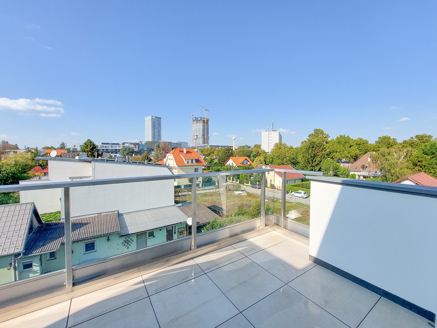 Dachterrasse | Credit: Hochwertige Markenausstattung in allen Räumen | Credit: AI-bearbeitet/Echtfotos mit virtueller Möblierung/Glorit Bausysteme