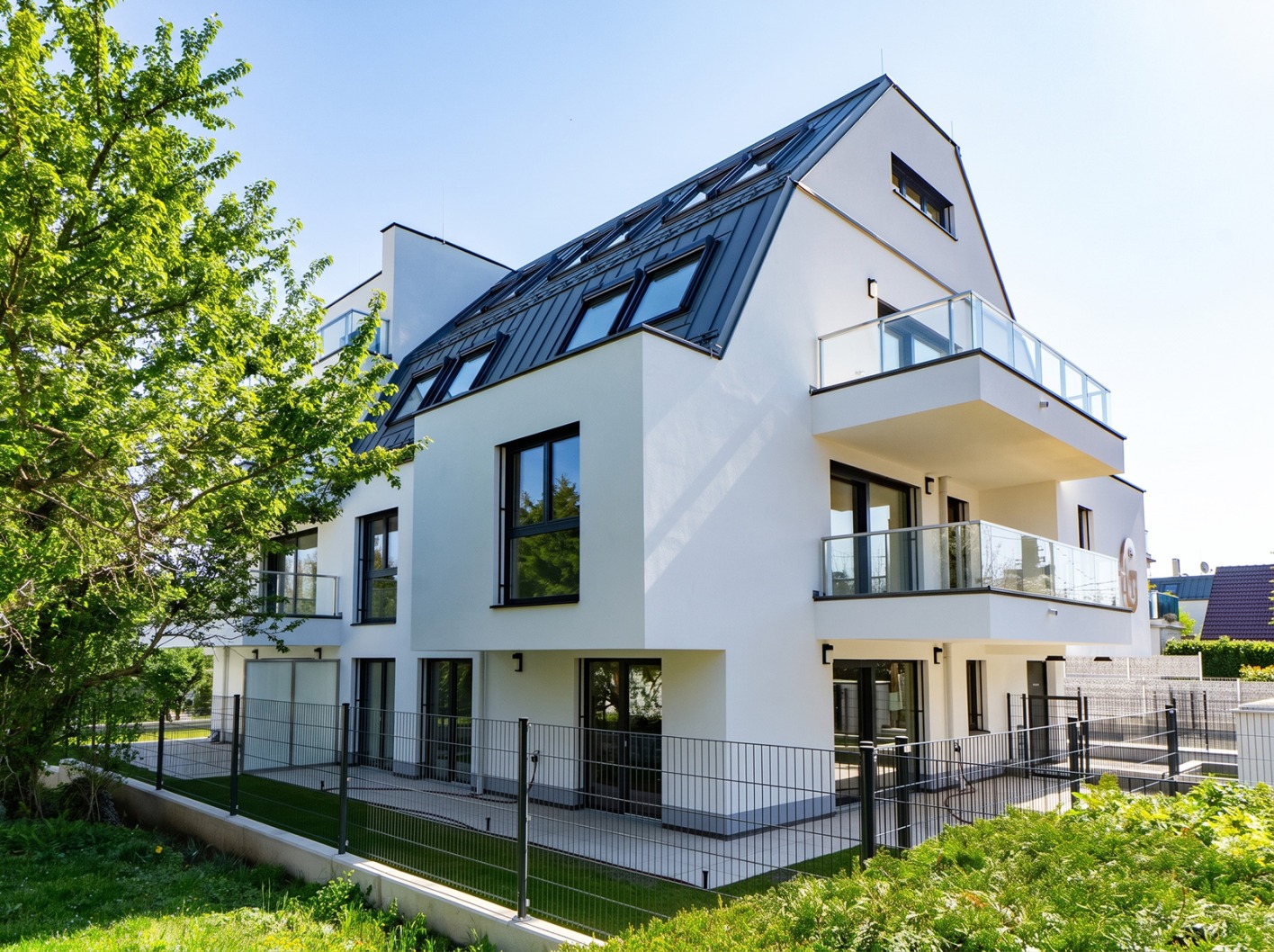Modernes Wohnhaus im Grünen | Credit: Hochwertige Markenausstattung in allen Räumen | Credit: AI-bearbeitet/Echtfotos mit virtueller Möblierung/Glorit Bausysteme