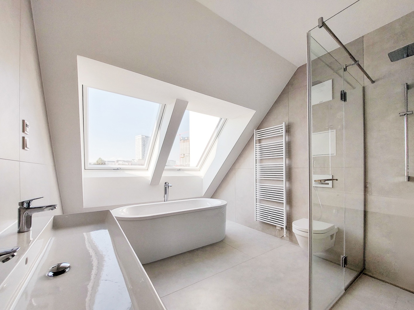 Modernes Badezimmer | Credit: Hochwertige Markenausstattung in allen Räumen | Credit: AI-bearbeitet/Echtfotos mit virtueller Möblierung/Glorit Bausysteme