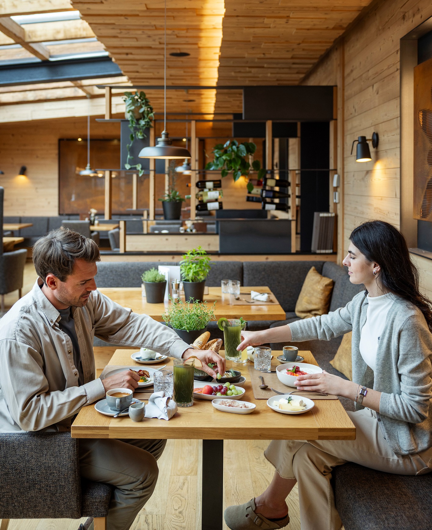 Junges Pärchen beim Frühstück im Hotel | Credit: Almwellness Hotel Pierer/Harald Eisenberger und Viktoria Ponsold