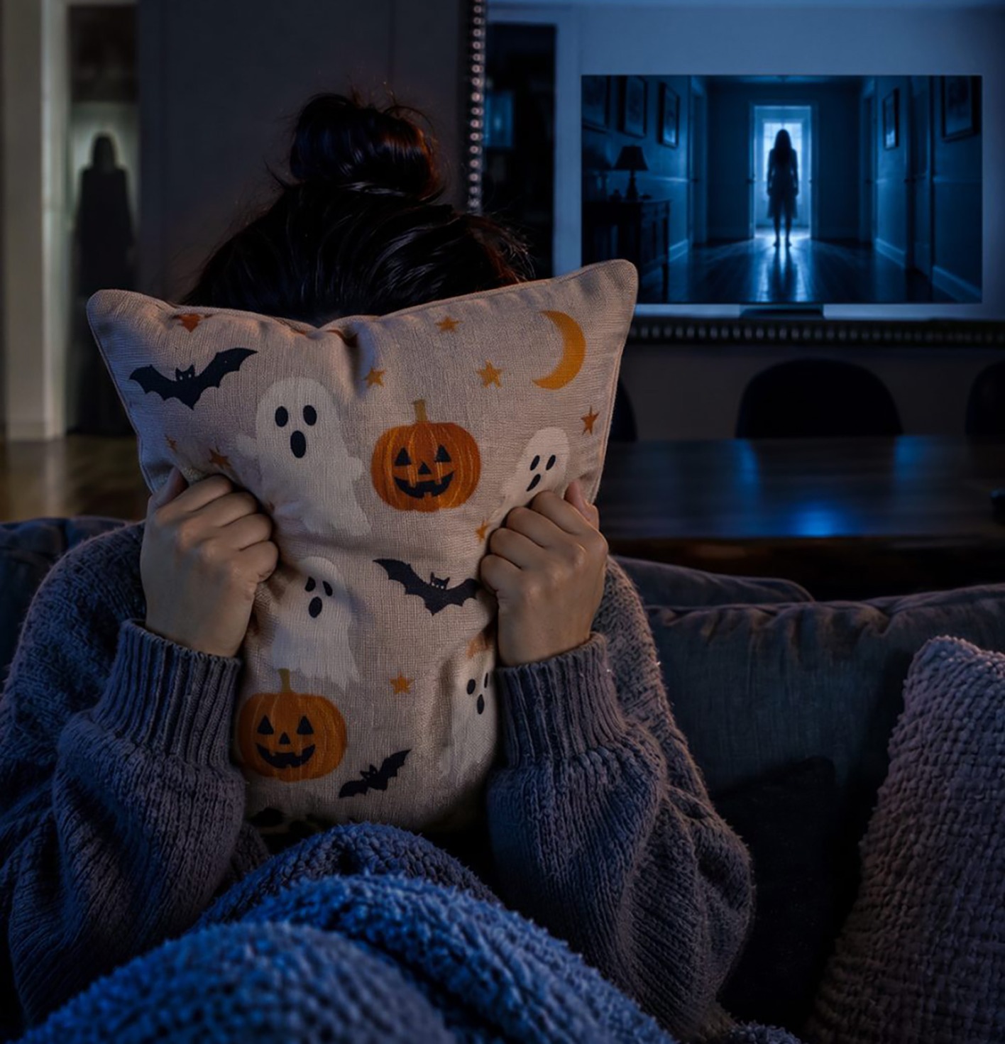 Frau vergräbt ihr Gesicht in ein Kissen | Credit: AI-bearbeitet/Samsung