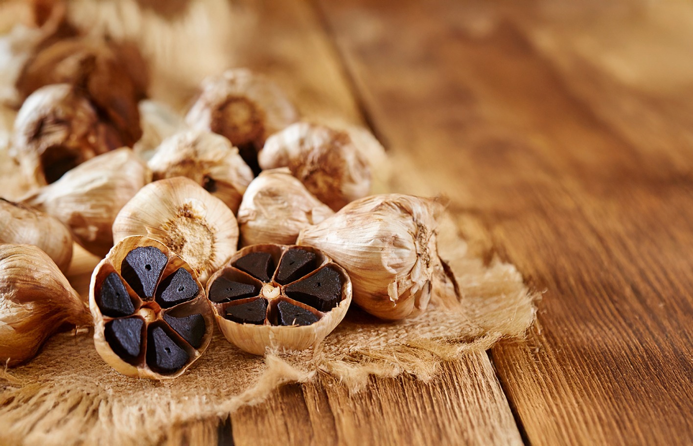 Schwarzer Knoblauch | Credit: mnimage/Shutterstock