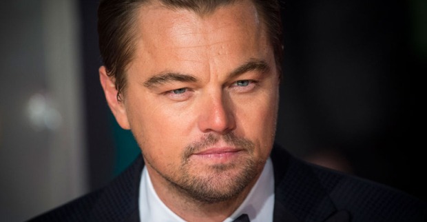 Leonardo DiCapri mit einem Smoking und einer schwarzen Fliege