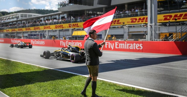 Andreas Gabalier schwenkt die Österreich-Flagge beim GP in Spielberg