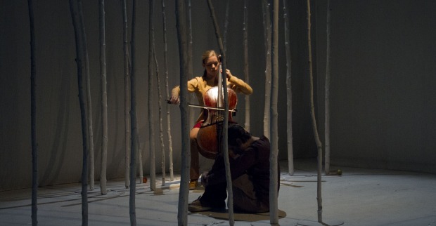 Genreübergreifende Performance mit Schauspiel, Musik, Chor und Fotografie