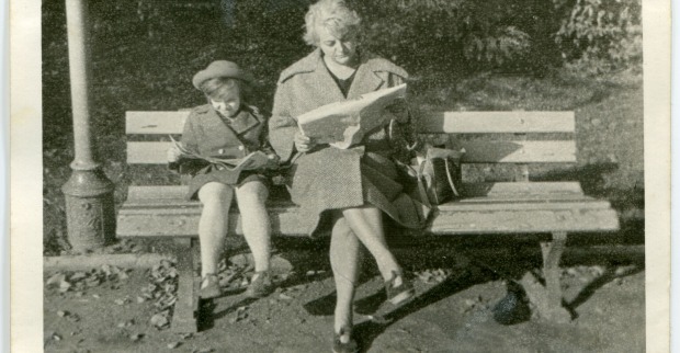Kind und Frau lesen Zeitung – ca. 1950er Jahre