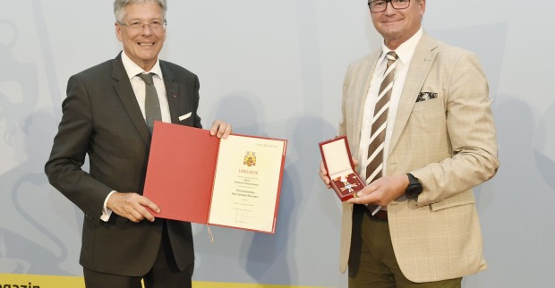 Ehrenzeichen für D. Theuermann | Credit: Fritz-Press