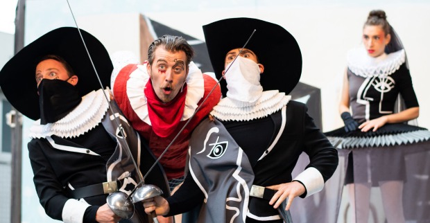 Der Theaterwagen Porcia führt die Coromödie Dame Kobold in Spittal auf