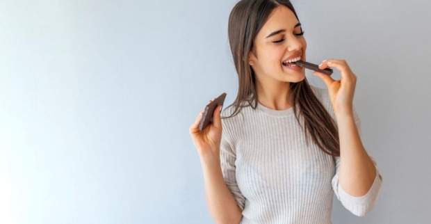 Frau beim Naschen | Credit: iStock.com/dragana991