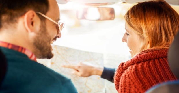 Paar sucht gemeinsam nach der Route auf der Straßenkarte | Credit: iStock.com/Bobex-73