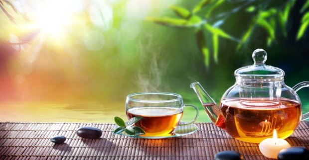 Gläserne Kanne mit schwarzem Tee | Credit: iStock.com/RomoloTavani