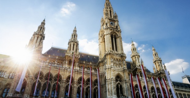 Das beflaggte Wiener Rathaus.