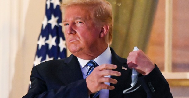 Präsident Donald Trump im Halbporträt vor einer amerikanischen Flagge