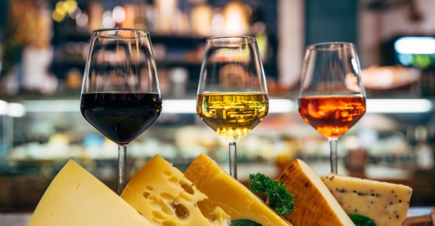 Weingläser und Käse bilden ein Genussduett