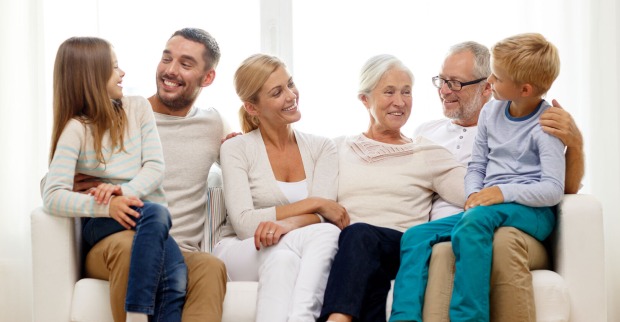 Großfamilie auf der Couch