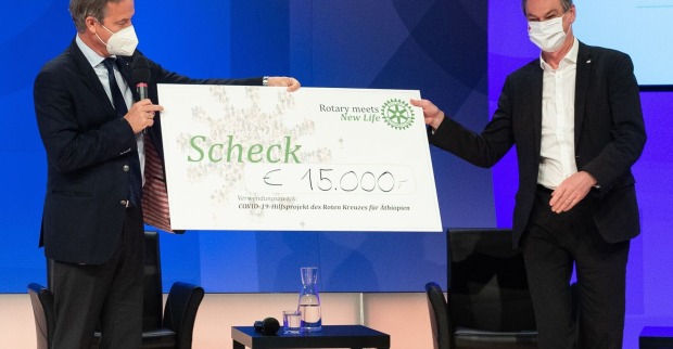 Scheck bei der Übergabe