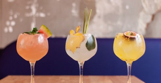 Drei volle Cocktailgläser auf einem Tisch